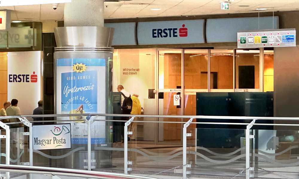 Balhé a Mammutban – Egy Tankcsapdás pólót viselő férfi dühöngött az Erste Bank fiókjában, egy fekete ruhát viselő, titokzatos nő próbálta leállítani