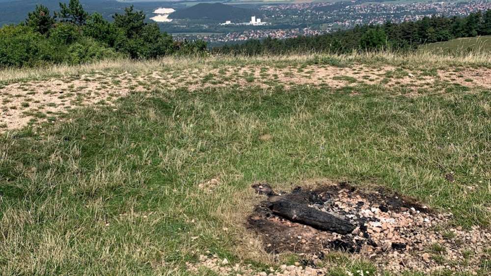 „Ez nagyon elkeserítő” – Vandálok ledöntötték a nagykovácsi keresztet és tábortüzet csináltak belőle