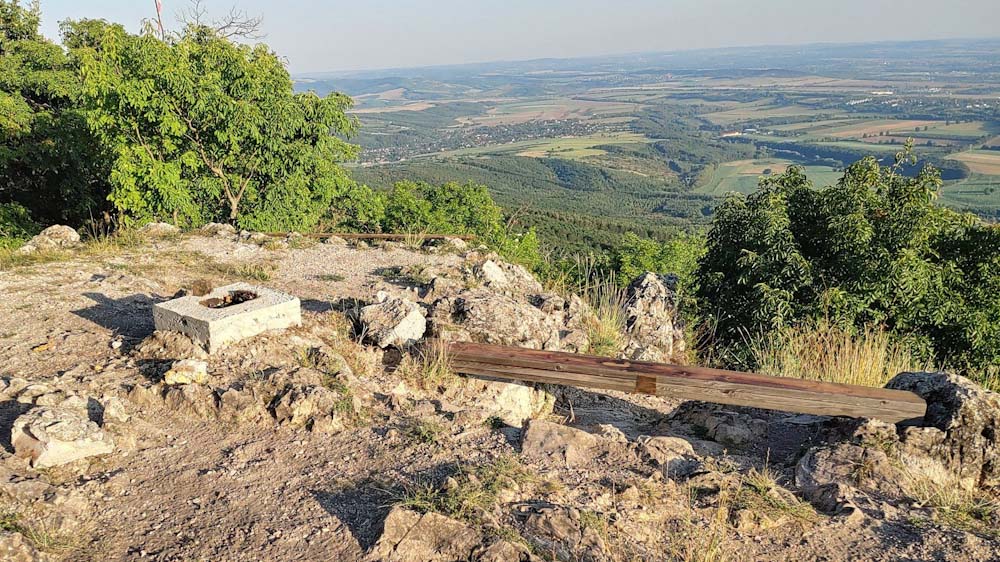 Újabb vandál akció: Ledöntötték a váci Látó-hegy keresztjét, tűz körüli padot csináltak belőle