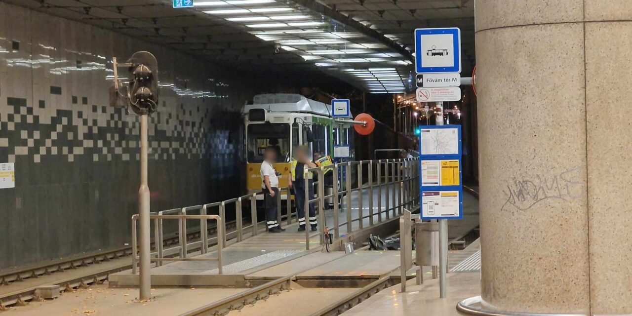 Tragikus baleset Budapesten: halálra gázolt egy idős nőt a 2-es villamos egyik elszabadult szerelvénye a Fővám téren