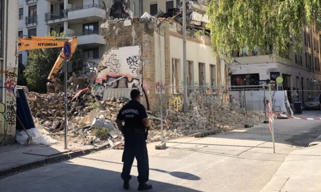 Lehulló betondarab talált el egy külföldi turistát Budapesten – FOTÓ