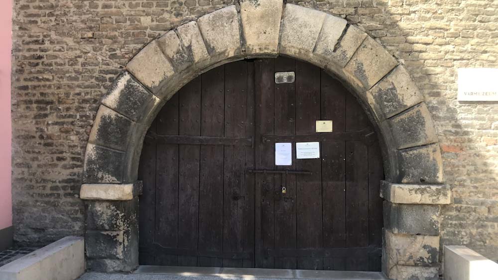 Holttestet találták a győri múzeum udvarán, egy fiatal férfi vetette magát a mélybe