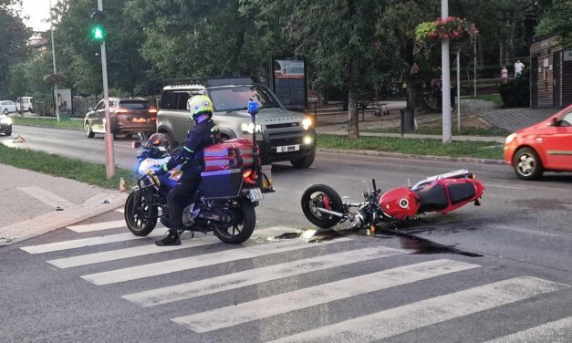 Baleset Pasaréten: levetette magát a motorról, de az ütközést és a sérülést így sem tudta elkerülni – helyszíni fotókkal!