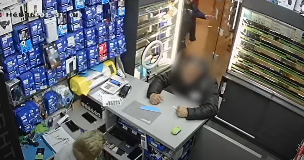 VIDEÓVAl! Dráma a mobilüzletben: éles eszközzel fenyegette az eladót az agresszív férfi