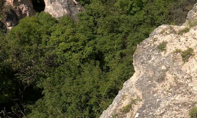 Túrázó férfi zuhant a mélybe Pest megyében, a Teve-sziklánál – videó