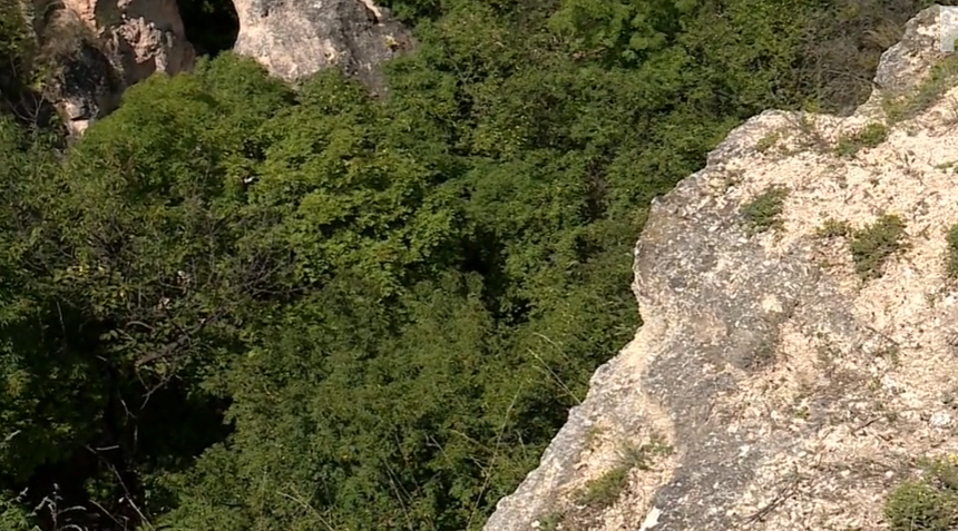 Túrázó férfi zuhant a mélybe Pest megyében, a Teve-sziklánál – videó