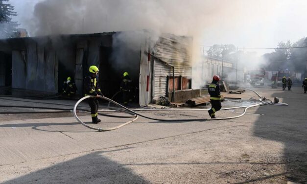 Hatalmas fekete füst ömlött a budapesti raktárból: tűzoltók hada küzdött hősiesen a lángokkal – fotók a helyszínről