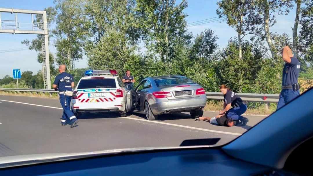 Megvan az elsőfokú ítélet! Öt és fél évet kapott a mercis ámokfutó, aki az M2-esen száguldozott a rendőrök előtt