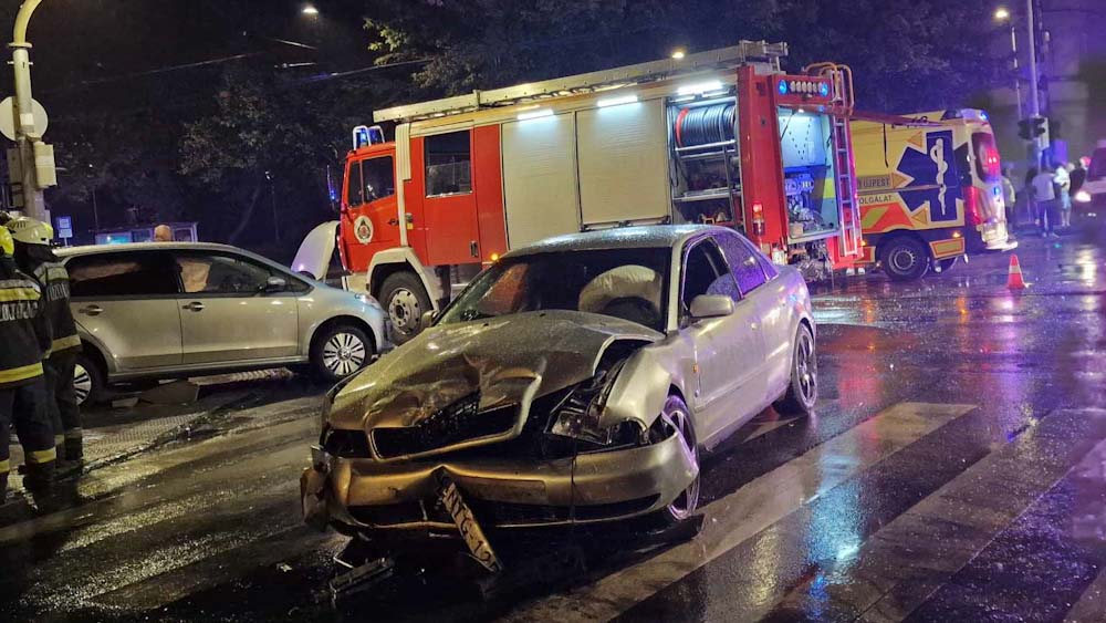 Nem működött a jelzőlámpa, nem adott elsőbbséget a Volkswagen sofőrje – Csúnyán összeütközött egy Audival