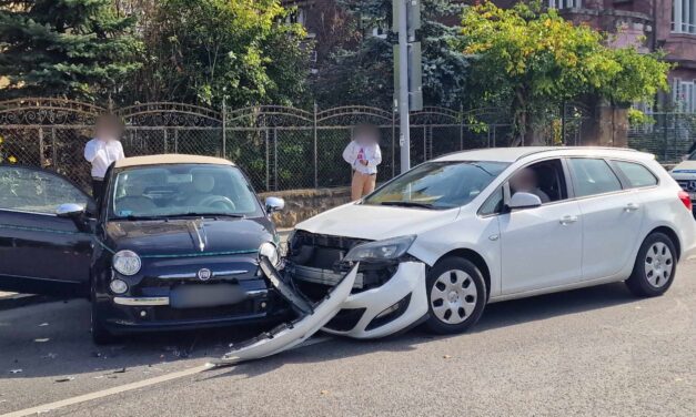 Durva csattanás az egyik fővárosi kereszteződésben – Rendszeresek itt a szabálytalanságok, most is ez okozta a bajt