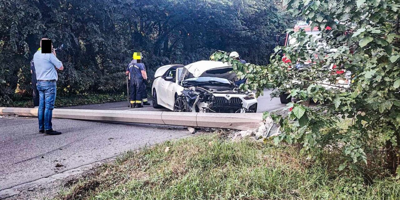 Elbambult a BMW kabrió sofőrje, kidőlt a beton villanyoszlop a budapesti Határ úton HELYSZÍNI FOTÓKKAL!