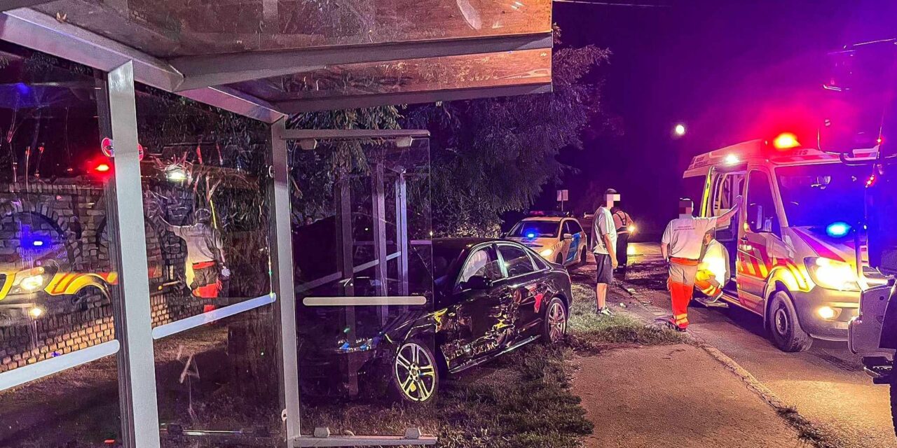 Fának csapódott az Audi a főváros 18. kerületében – a buszmegálló is veszélybe került a durva ütközés után HELYSZÍNI FOTÓKKAL!