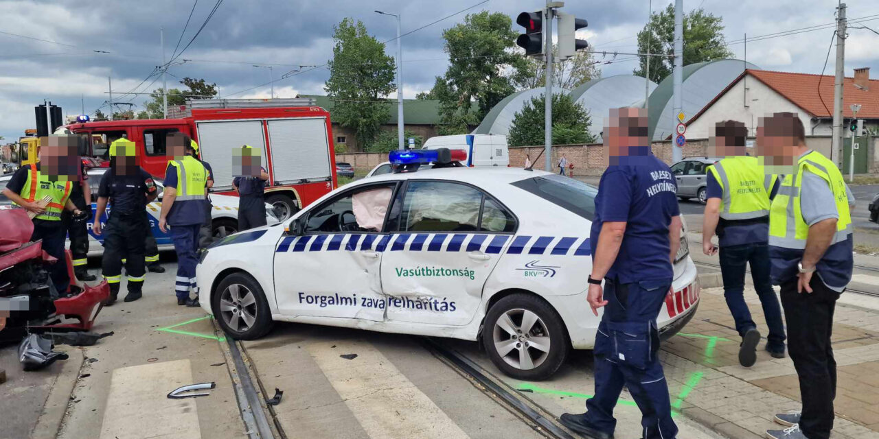 Karambol Budapesten: nem volt elég figyelmes a Kia sofőrje, a BKV zavarelhárító Skodája bánta – fotók a helyszínről
