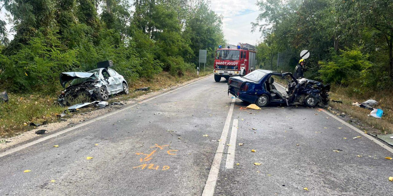 Hatalmas baleset az esőben: egy kanyarban próbált előzni a suzukis, megcsúszott, majd kiszakadt az autóból a motor is