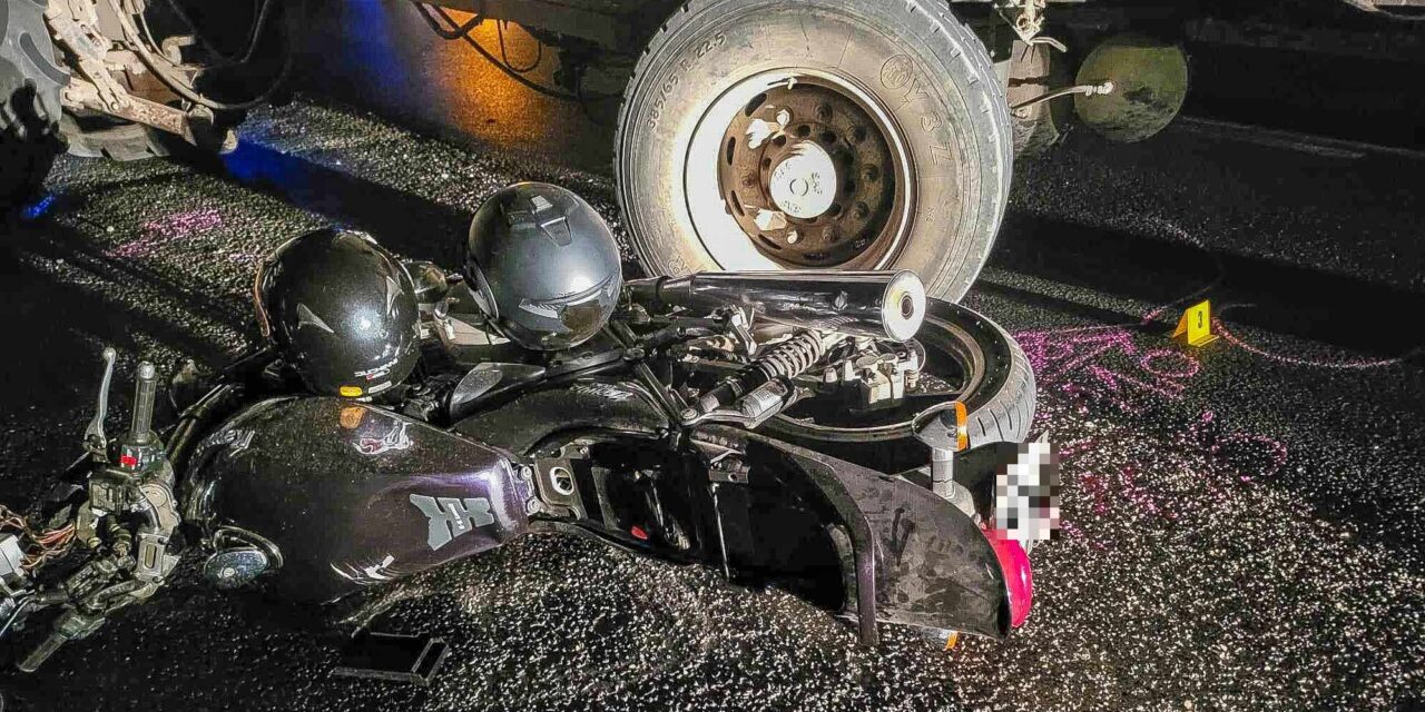 Durva ütközés a bekötőúton: nagy erővel csapódott a motoros a kanyarodó traktor oldalába HELYSZÍNI FOTÓKKAL!