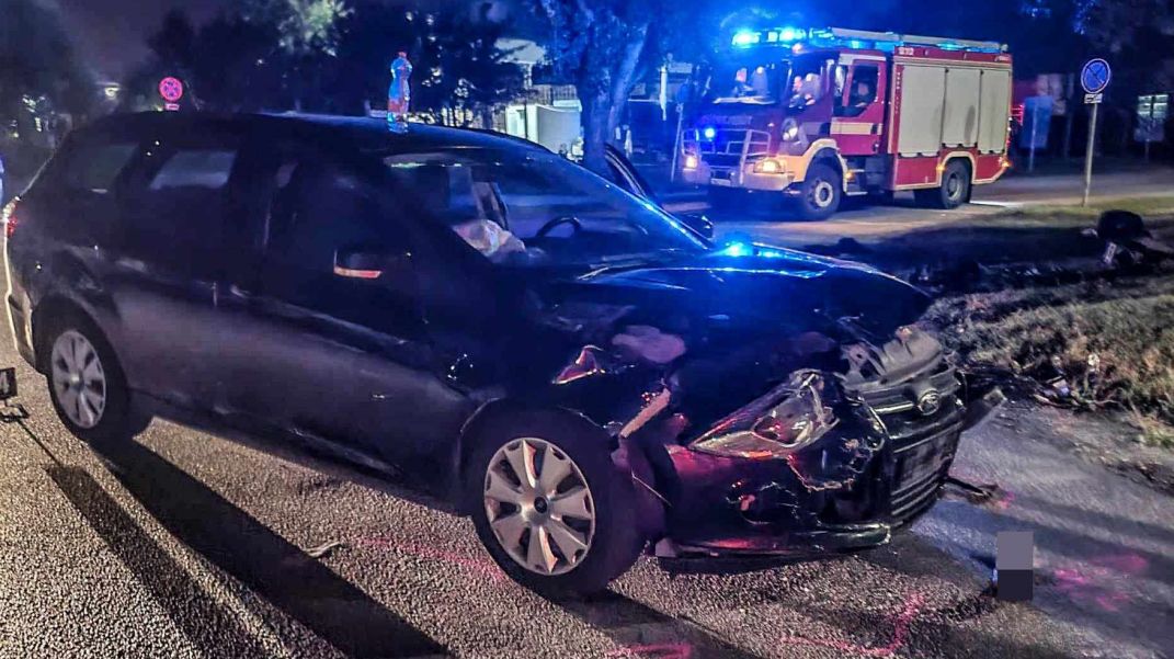 Nem adott elsőbbséget a fiatal motoros, ütközött egy autóssal: a motorosnak eltört a bal lába és légmelle lett – HELYSZÍNI FOTÓK