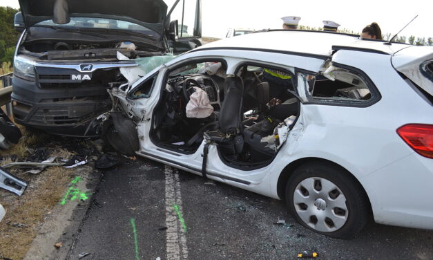Tragédia a 4-es főútón: frontálisan ütközött a kisbusszal egy kisodródó autó – Egy ember meghalt, többen megsérültek – fotó