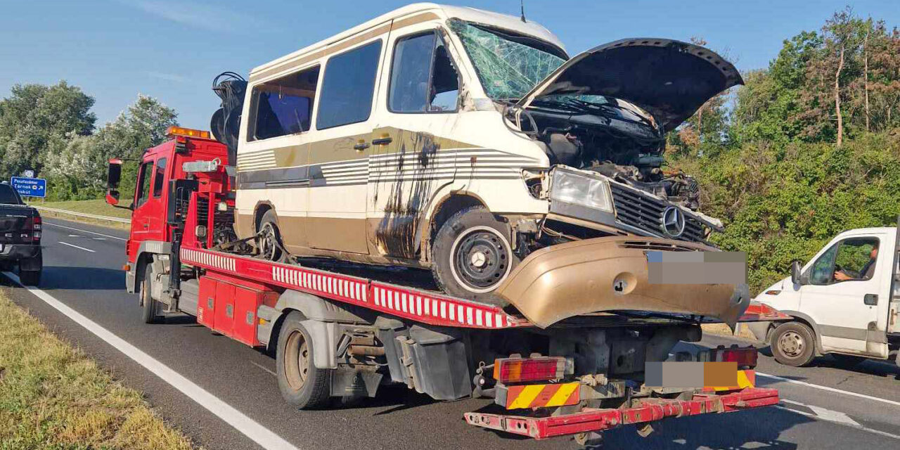 Katonák álltak meg segíteni: az oldalára borult egy kisbusz az M7-esen – fotók a helyszínről