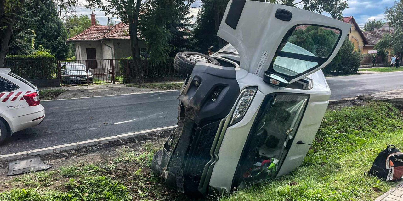 „Egy méter magasba feldobta az autót a csatornafedél, majd beborított minket a vízelvezető árokba” – sokkot kapott a háromtagú pátyi család a durva baleset után