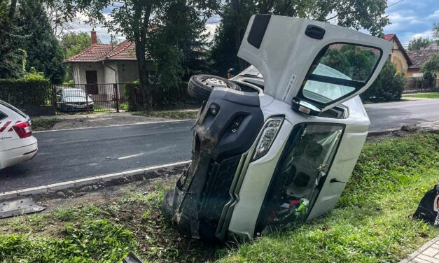 „Egy méter magasba feldobta az autót a csatornafedél, majd beborított minket a vízelvezető árokba” – sokkot kapott a háromtagú pátyi család a durva baleset után