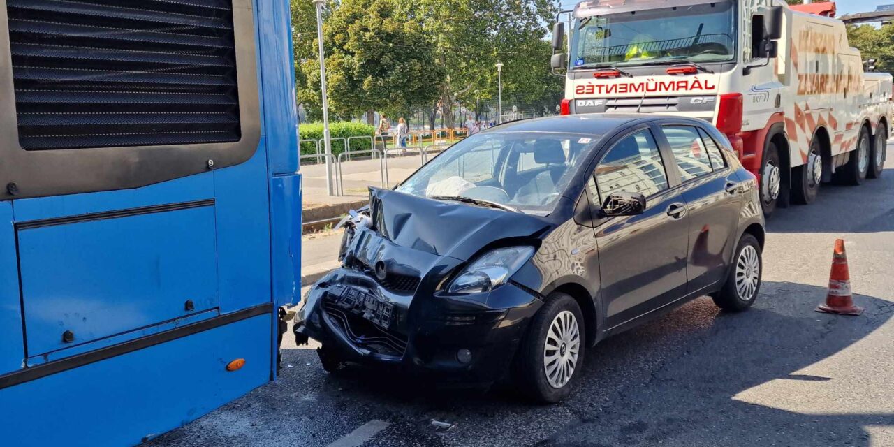 Gallyra vágta a 15-ös járatot a Toyota – nem vette észre a sofőr, hogy elfogyott a forgalmi sáv HELYSZÍNI FOTÓKKAL