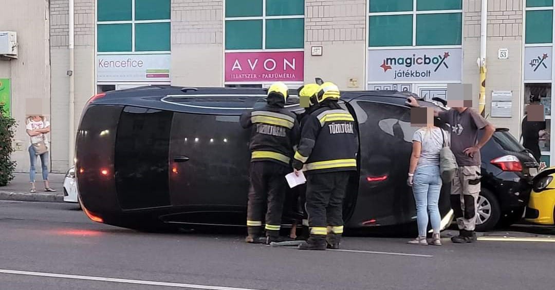 BMW tört Újpest központjában, autója mellett találtak rá a sofőrre, aki sokkot kapott FOTÓKKAL!