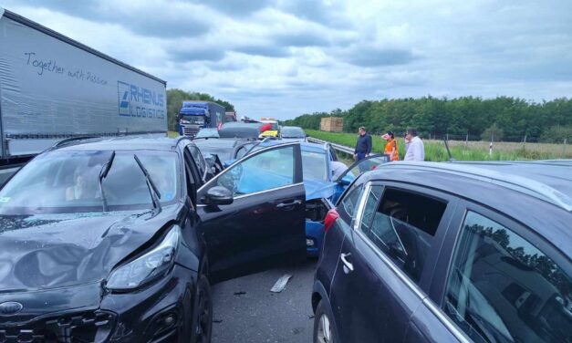 Egy autópályaszakasz, két baleset rövid idő alatt: előbb egy motoros futott rá egy terepjáróra, majd a feltorlódó forgalomban négy autó ütközött össze HELYSZÍNI FOTÓKKAL!