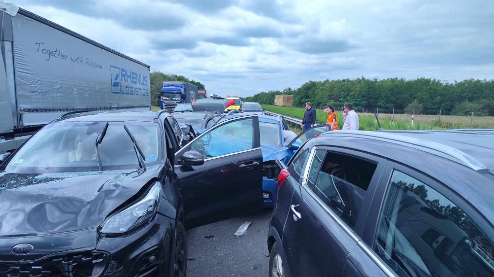 Egy autópályaszakasz, két baleset rövid idő alatt: előbb egy motoros futott rá egy terepjáróra, majd a feltorlódó forgalomban négy autó ütközött össze HELYSZÍNI FOTÓKKAL!