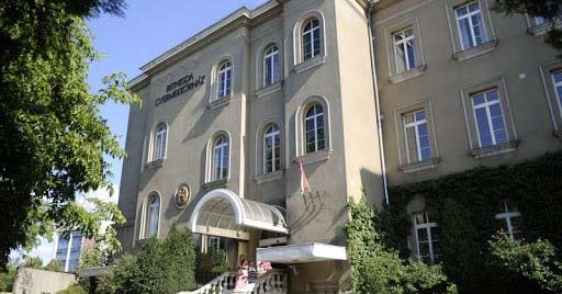 Altatásban tartják azt a 4 éves kisfiút, aki egy lángoló gödörbe esett – évekig tarthat a gyógyulása