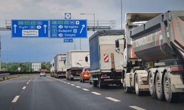 Őrült akció az M0-s autóúton: félreállt egy nő és összeszedte, amit az aszfalton talált VIDEÓVAL!