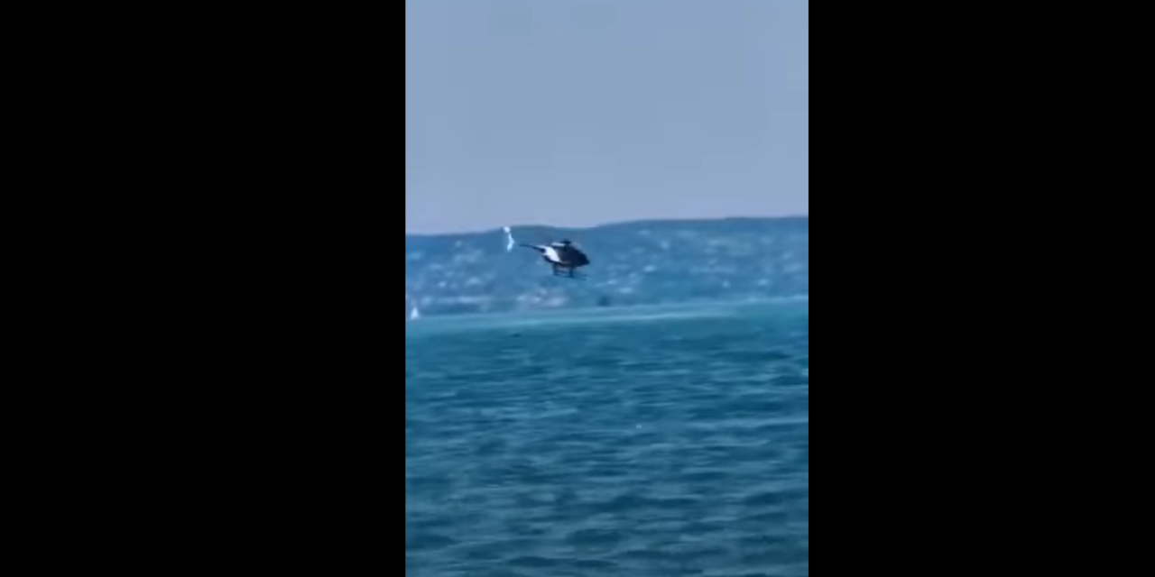 Elkezd a tengelye körül pörögni, majd a vízben is fordul még párat – videón mutatjuk, ahogy a Balatonba csapódik a rendőrségi helikopter