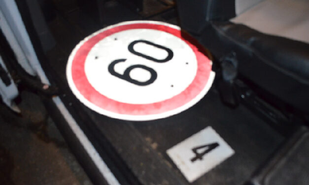 Üstfedő kellett a disznótorhoz, így hát elvitték a hatvanas táblát