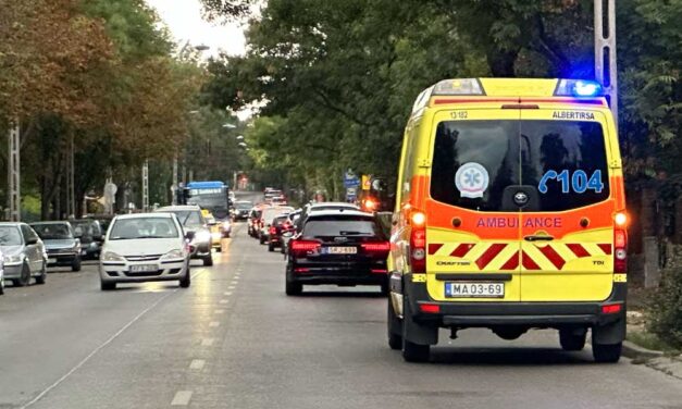 Holtan esett össze az 50 éves nő a fürdőszobában, a 10 éves kislány hívott hozzá segítséget