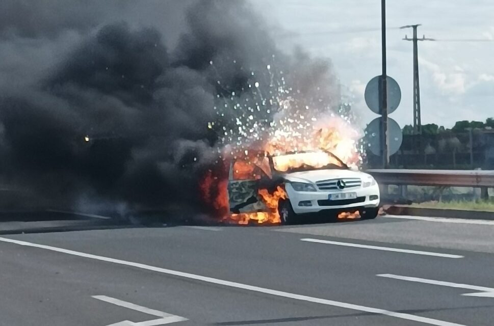 Drámai pillanatban volt helyén a szívük a NAV pénzügyőreinek: kigyulladt autóból szabadítottak ki egy családot