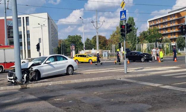 Nem állt meg a pirosnál a Mercedes sofőrje, összeütközött egy BMW-vel, majd a villamossíneken állt meg – helyszíni fotók