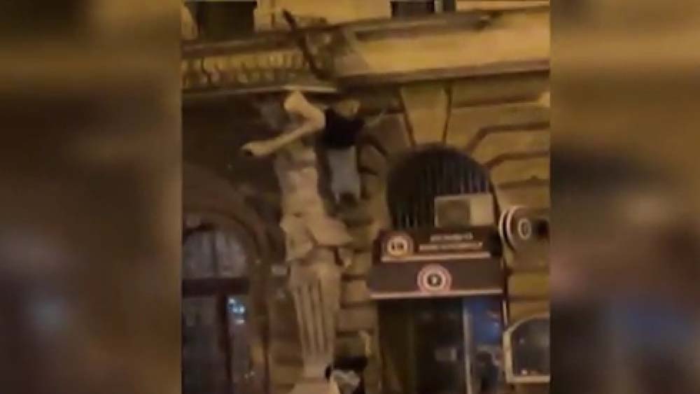 Videó készült a terézvárosi Póknőről, aki kizárta magát a lakásból, majd a ház homlokzatán próbált visszamászni