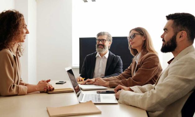 Váratlan elbocsátás után is lehetséges az elhelyezkedés milliós fizetéssel? Még szép!