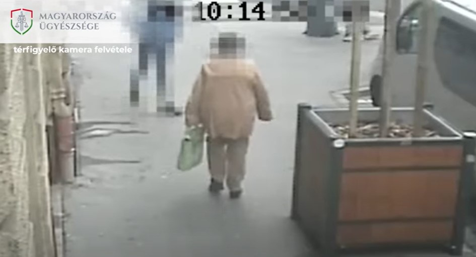 Sokkoló: csavarhúzóval fenyegetve rabolt ki egy idős nénit egy 16 éves fiú Budapesten – videón a megdöbbentő pillanatok