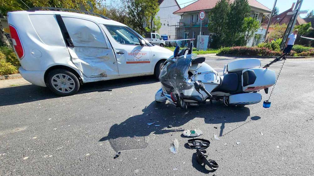Újabb baleset Törökbálint legveszélyesebb kereszteződésében, ezúttal egy motoros rendőr és egy Skoda ütközött – helyszíni fotók