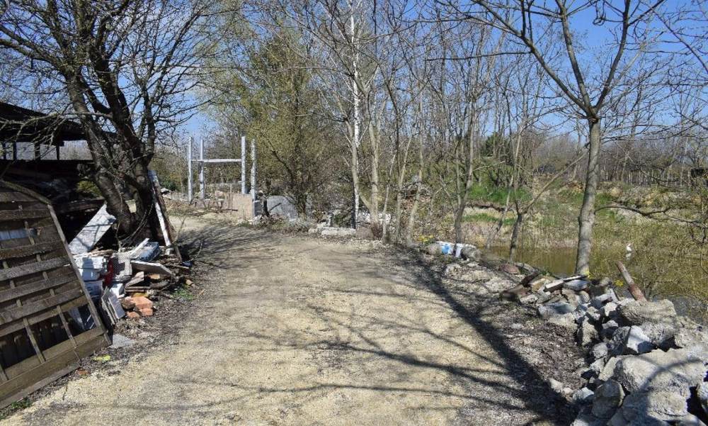 Hosszú évek után végre előkerül a két eltűnt villanyszerelő holtteste? – Kutyákkal forgatják fel É. Imre horrortanyáját