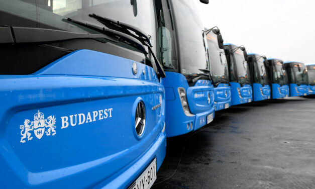 Szülés a fővárosi Széll Kálmán téren! A BKV egyik járatán jött a világra egy csecsemő!