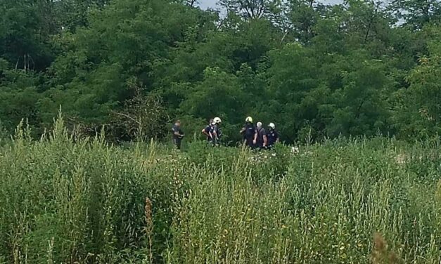 Nem tudni, ki a felelős azért, hogy másfél éve izzik egy szeméttel teli gödör a Balatontól pár száz méterre