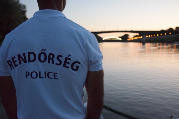 Egy stégbe kapaszkodva kiabált segítségért: késő este zuhant egy nő a Dunába Budapesten