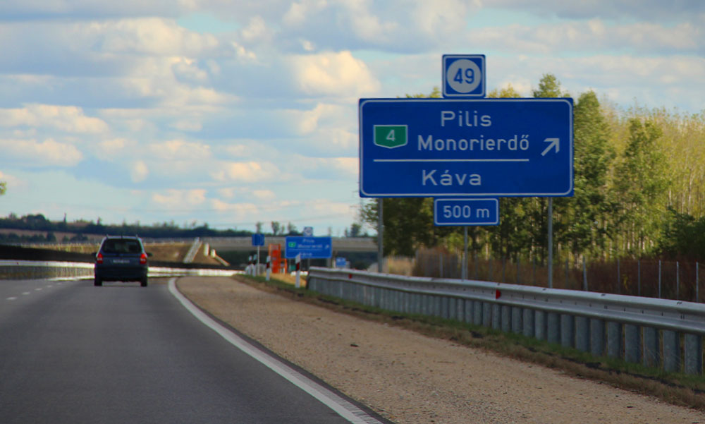 Gyerekeket szállító autóbusz balesetezett az M4-esen