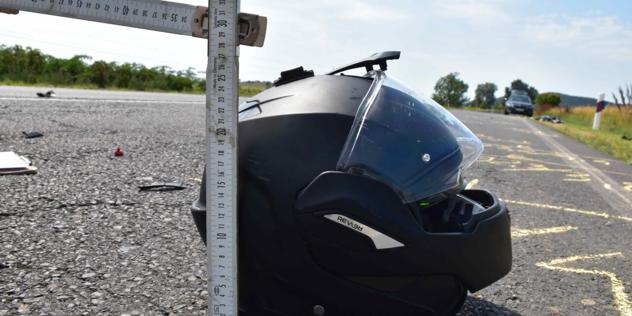 Borzalom! Akkora erővel csapódott neki a motoros a távolsági busznak, hogy még a bukósisakja is lerepült – Már nem lehetett megmenteni az életét