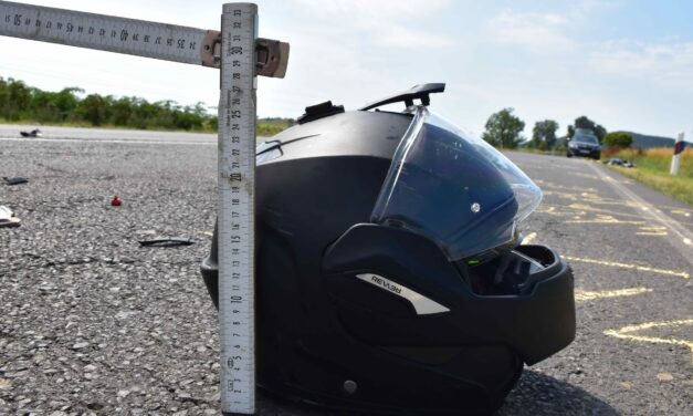 Borzalom! Akkora erővel csapódott neki a motoros a távolsági busznak, hogy még a bukósisakja is lerepült – Már nem lehetett megmenteni az életét