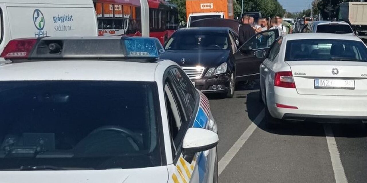 Budapest közepén csaptak le a gazdaságvédelmi nyomozók, elállták a piros lámpánál várakozó fekete Mercedes útját