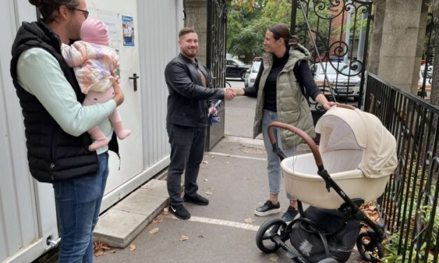 Még egy babakocsit is lenyúlt a pofátlan tolvaj a fővárosi lakóparkból