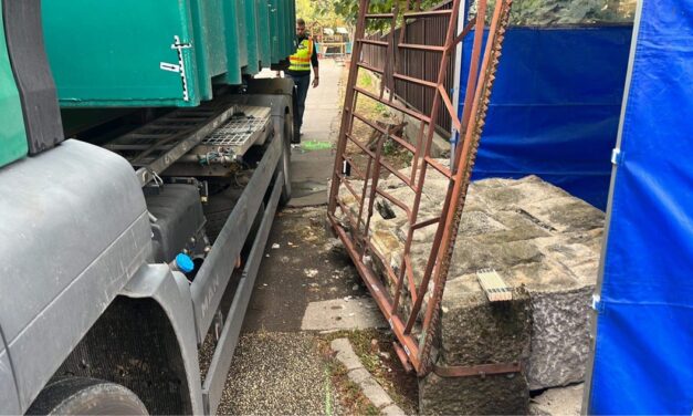 Ezért dőlhetett ki az a fal, amelyik rázuhant a 9 éves Ricsire – Mécsesekkel és plüssállatokkal emlékeznek a kisfiúra