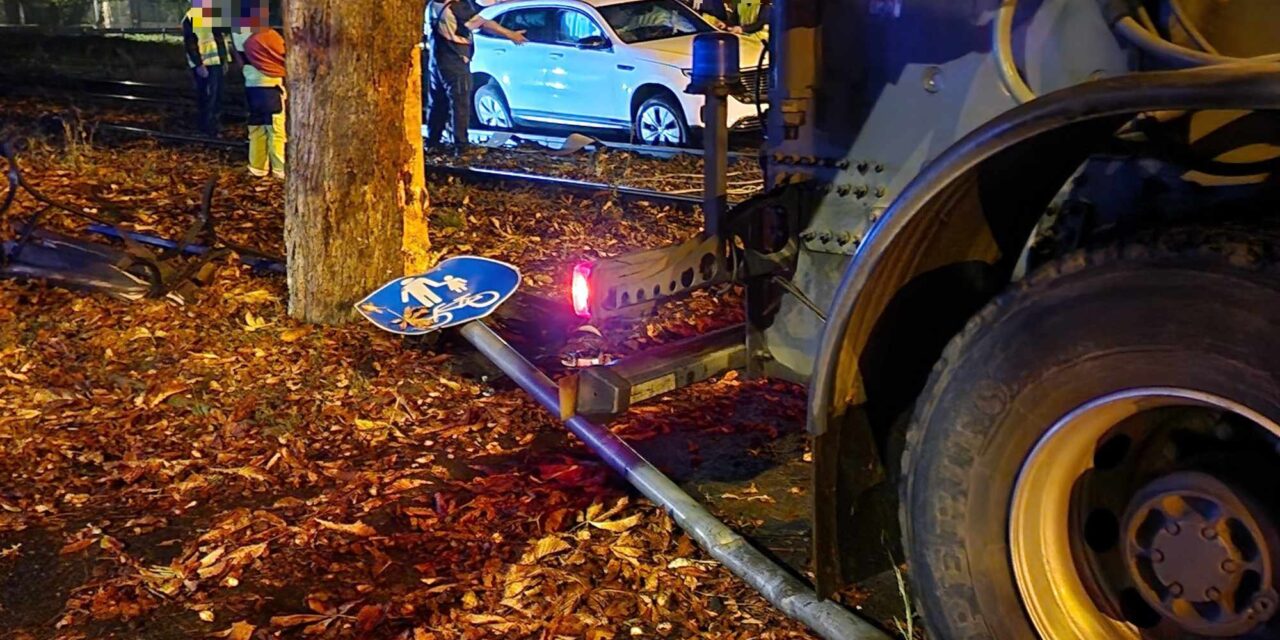 Pördülés és ütközés a budai éjszakában, a villamossíneken állt meg az elszabadult Mercedes HELYSZÍNI FOTÓKKAL!